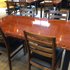 広くて大きな一枚板のテーブル