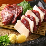 熊本から直送の馬刺しはぜひ食べていただきたい逸品。醤油も本場熊本の煮切り醤油を使ってます！