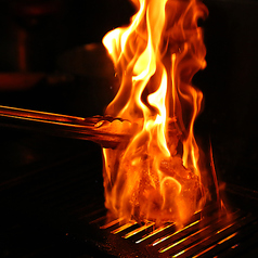 鶏焼きで旨みを引き立たせて…