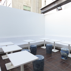 【テラス席】天気の良い日はとても気持ちが良いテラス席。お昼は陽射しが差し込み自然な明るさ、夜はライトが照らすことでムードある空間に。昼と夜とで異なる雰囲気を楽しめるので、シーンに合わせて使い分けてご利用いただくことも可能です◎