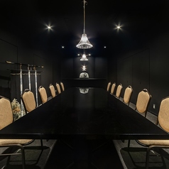 【能の間】黒を基調とした洋間。顔合せなどの慶事会食、ご接待や大切な方との御会食におすすめです。