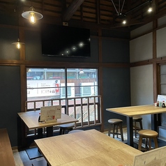 【2階】広々としたテーブル席で宴会に最適！今夜は周りを気にせず、お腹いっぱい、夢いっぱい食べ尽くしましょう！ご家族や各種宴会にも最適です！