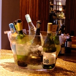 ワインは各国のオススメワインばかりを取り寄せ。お料理に合うワインとおいしいお料理を…