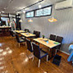 ゆったりとしたレイアウトの広々店内は、落ち着いた雰囲気で居心地抜群。お問い合わせください。人数に応じて貸切対応も可能で、会社宴会やご家族での集まり、記念日利用にも最適です。静かに楽しみたい方にも好評の空間です。