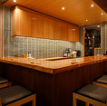 カウンター席は、お一人様でもご友人と一緒でも利用できる柔軟な空間です。シーンを選ばず、さまざまな使い方が可能で、幅広のカウンターが心地よさを引き立てます。料理を目の前で楽しみながら、リラックスしたひとときをお過ごしいただけます。温かみのある雰囲気の中、特別な時間を大切な方と共にお楽しみください。