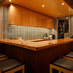 カウンター席は、お一人様でもご友人と一緒でも利用できる柔軟な空間です。シーンを選ばず、さまざまな使い方が可能で、幅広のカウンターが心地よさを引き立てます。料理を目の前で楽しみながら、リラックスしたひとときをお過ごしいただけます。温かみのある雰囲気の中、特別な時間を大切な方と共にお楽しみください。