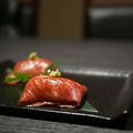 料理メニュー写真 肉寿司1貫 (黒毛和牛A5・A4赤身肉使用)