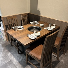 【20名様まで座れるテーブル席】席がゆったりと配置されておりますので、居心地も抜群！ぜひゆっくりとお食事をお楽しみください。