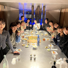 【店貸切(着席時)】お店の貸切も対応しています。着席時は最大40名様までご利用可能。会社の宴会や記念日などでのパーティーなど、大人数での集まりにご利用ください。人数や日程など、詳細はお店までお問い合わせください。