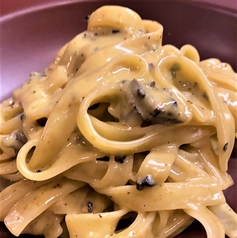 香り高いトリュフソースの生パスタ