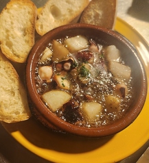 タコとじゃがいものアヒージョ