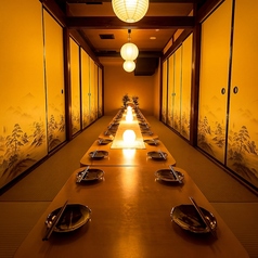 ◆ゆったり寛げる掘りごたつ席◆足を伸ばしてくつろげる人気のお席。落ち着いた雰囲気の中で、お食事や会話をゆっくりお楽しみいただけます。ご家族やご友人とのお集まりにも最適です。幅広い場面でご利用可能です。