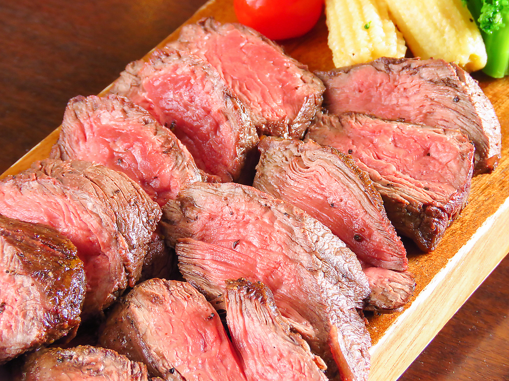 肉本来の旨味が味わえる！名物ステーキ付きのコースもご用意☆