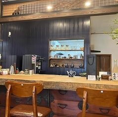 一人飲みやデートにも人気のカウンター席は、店主との会話も楽しめる特等席。おすすめ料理のこと、地酒のこと、旬の食材のこと…ちょっとした会話が料理をもっと美味しくしてくれます。常連さん気分で、ゆったりとした時間をどうぞ。