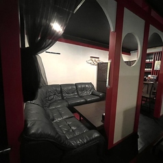 グループでのご利用に最適な、ゆったりとしたL字型のソファー席です。厚みのある黒レザーのソファーは座り心地が良く、長時間のパーティーでも快適にお過ごしいただけます◎仕切りもございますので、プライベートな空間で存分にお楽しみください。