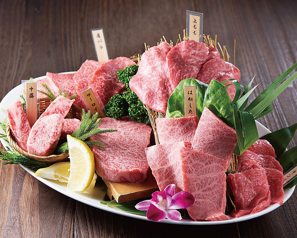 鮮やかな霜降り肉はとろけるような舌ざわり。一頭買いだからできる質と量。