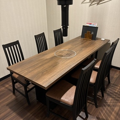 【6名様まで座れるテーブル席】焼肉や宴会の楽しさを最大限に引き出す居心地の良い空間をご用意してご来店をお待ちしております。