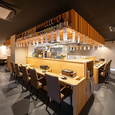 カウンター席は1名様～ご利用可能です。お仕事帰りのサク飲みや、ご家族でのお食事にもご安心してお楽しみ頂けます。お一人様でも、グループでもお気軽にご来店ください。また、テーブルのおともに、おひとり様でもお気軽にご入店下さい。