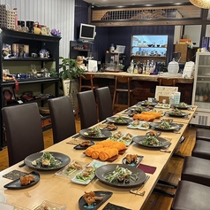 古き良き和の趣と、洗練されたモダンさが調和した情緒あふれる空間。ゆったりとした照明と木の温もりに包まれながら、心落ち着くひとときをお過ごしいただけます。