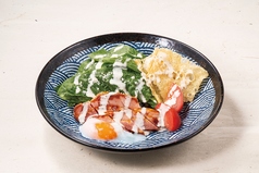 揚げ湯葉とベーコンのシーザーサラダ
