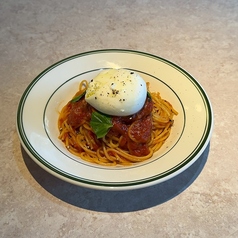 ポモドーロパスタのブラータチーズのせ