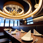 木目と煉瓦が織りなすシックな空間に煌めく豪華なシャンデリアはワンランク上の大人空間です♪