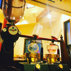 銅板が見えるカウンター