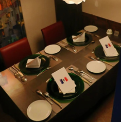 恋人やご夫婦の大切な記念日は、誰にも邪魔されない2人きりの空間で。熊本・水道町の「Le Lotus Bleu」では、特別な日のデートに最適な2名様用の完全個室をご用意しています。旬の食材で彩る美しい本格フレンチと厳選ワインを味わいながら、心に残るロマンチックで至福のひとときをお過ごしください。