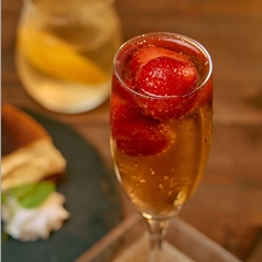 イチゴのフルーツこぼれスパークリング