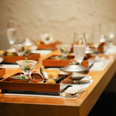 【優雅な昼宴会・お顔合わせ】お昼の会食や同窓会に最適。彩り豊かな昼会席や、ランチ限定の特別価格で楽しめる飲み放題付コースが人気です。ご両家のお顔合わせや、優雅な昼下がりのお集まりにご活用ください。