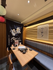 落ち着いた空間が魅力の居酒屋です◎他にもBOX席4席などを完備しており、様々なシーンでご利用可能♪豪華なご宴会にもおすすめとなっております!ぜひお越しください◎