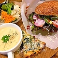 料理メニュー写真 ベーグルサンドプレート（サンド・キッシュ・サラダ・スープ）