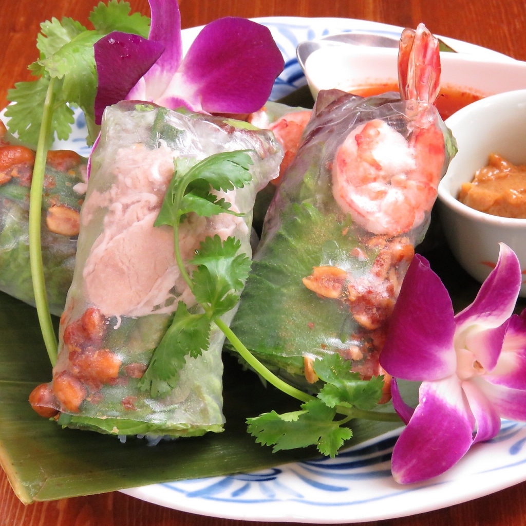 自慢の一品、ゴイクン♪エビとナッツ、鶏肉、野菜をもちもちのライスペーパーで包んだ、生春巻きです