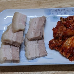 柔らかくジューシーな《むし豚》キムチ付なので是非一緒にお召し上がりください！の写真