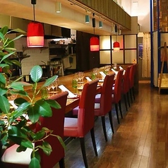 料理の臨場感を間近で味わえる、特等席へようこそ。熊本・水道町のフレンチ「Le Lotus Bleu」では、全6席のシェフズカウンターをご用意。お一人様での贅沢なご褒美ディナーや、肩を並べて語り合う大人のデートに最適です。丁寧に仕上げられる本格フレンチの香りと音を、五感で楽しむ至福のひとときを。