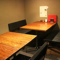 友人との語らいに◎オシャレで心地よいテーブル席