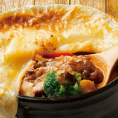 各ごお食事にぴったりなお酒によく合う逸品を多数ご用意しております◎『フォアグラと牛頬肉の赤ワイン味噌煮込みパイ包み焼き』1,186円（税抜）は当店おすすめの逸品のひとつ。その他にも鮮魚を使用したメニューなども！