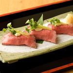 【仙台牛ローストビーフにぎり】牛肉逸品料理を各種ご用意しております。ぜひお召し上がりください。