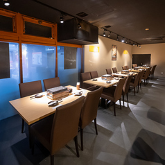 4名様のテーブル席をご用意しております。少人数でのご利用や、大宴会などにもご対応しております。会社帰りに同僚とご友人と、お友達と、お一人様でお越しくださいませ。