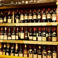 50～60種を常備するワイン。迷ったらソムリエにご相談を