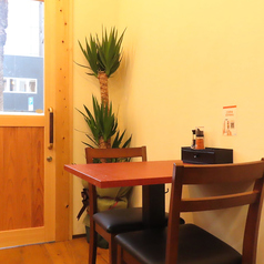 2名掛けのテーブル席は、同僚や友人との宴会に最適です♪レイアウト変更で4人掛けにも◎おにぎりとお茶漬けを囲んで、アットホームな雰囲気で会話が弾みます!