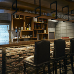 洗練されたモダンなデザインと柔らかな照明の下で、落ち着いた雰囲気でお食事をお楽しみいただけます