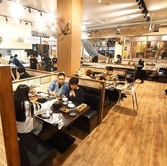 両側ソファーのBOX席を多数完備。お子様の食べこぼしもサッと拭けます♪