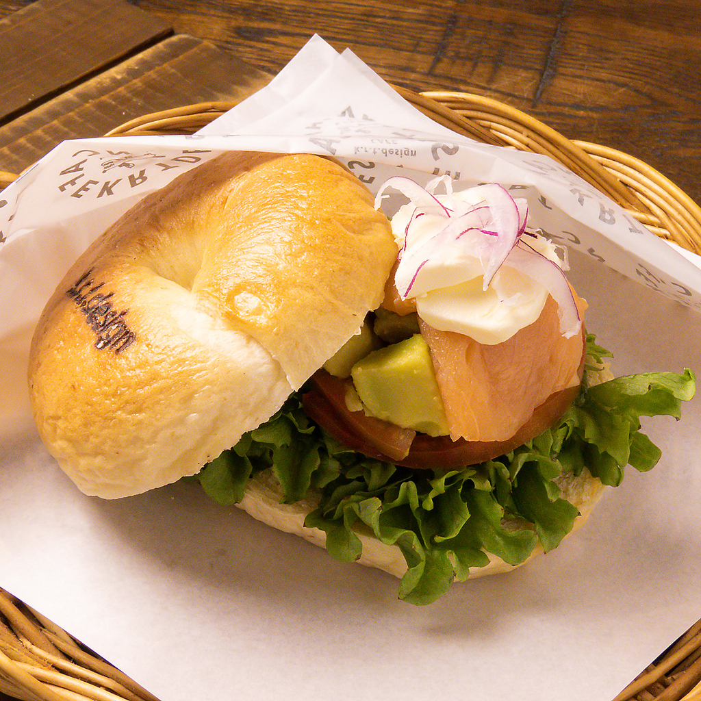 ランチに提供するベーグルサンド「サーモンアボカドクリチ」は単品・お得なセット両方楽しめますよ♪