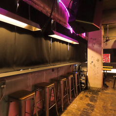 【自分だけの大切な時間を過ごせる空間をご提供いたします！】当店のカウンター席は、おひとり様で静かに過ごしたい方にもおすすめです。スタイリッシュで落ち着きのある雰囲気が、リラックスした時間を演出します◎