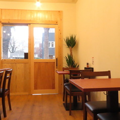 2名掛けのテーブル席は、同僚や友人との宴会に最適です♪レイアウト変更で4人掛けにも◎おにぎりとお茶漬けを囲んで、アットホームな雰囲気で会話が弾みます!