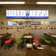 【テーブル席】少人数でのお食事から会社宴会、ご友人との飲み会まで幅広くご利用いただけるテーブル席をご用意しております。人数に合わせてレイアウトの調整も可能なため、さまざまなシーンに対応。落ち着いた雰囲気の店内で、自慢の九州料理とお酒を囲みながら、ゆったりとしたひとときをお過ごしください。