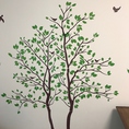 1階の壁には朝方の小鳥のさえずりが聞こえてきそうな緑樹のアートが壁一面に広がっています。