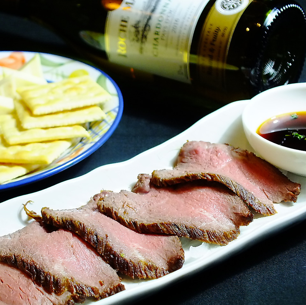 新鮮な仙台牛を低温でじっくりと加熱♪仙台牛のローストビーフは噛めば噛むほどジューシーで美味♪