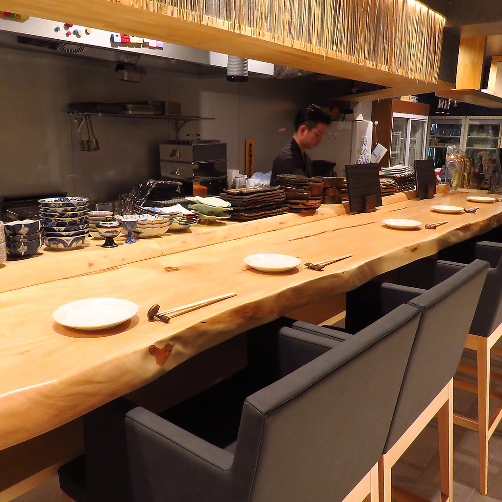 店内全50席。テーブル席をはじめ、カウンター席や掘りごたつ席をご用意しております。